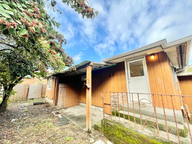 2411 W Lynn St, Unit 2411 in Seattle, WA - Building Photo - Building Photo