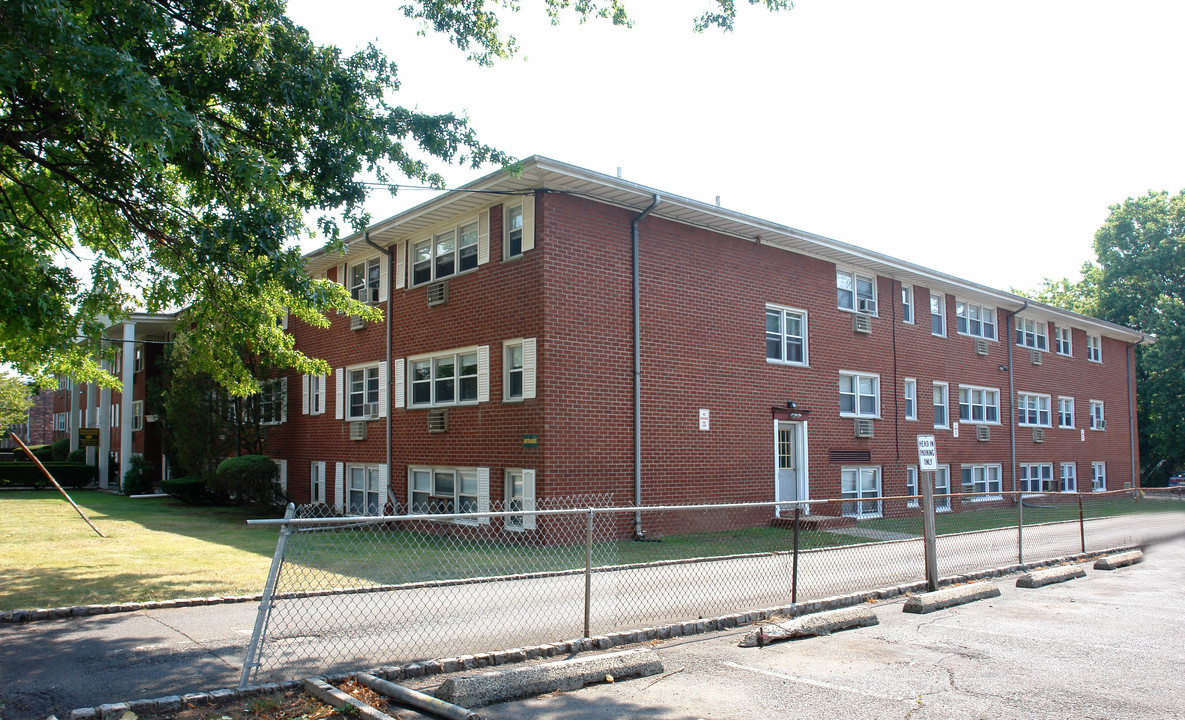 Paradise Gardens in Roselle Park, NJ - Building Photo