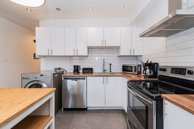4008 Rue Hochelaga in Montréal, QC - Building Photo - Building Photo