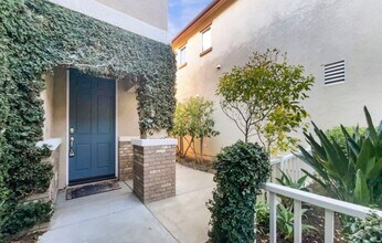 24130 Tango Dr in Santa Clarita, CA - Foto de edificio - Building Photo