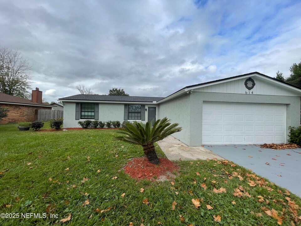 614 Charles Carroll St in Orange Park, FL - Building Photo