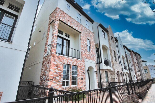 9443 Fannin St in Houston, TX - Building Photo - Building Photo