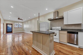 1925 W Armitage Ave-Unit -1F in Chicago, IL - Building Photo - Building Photo