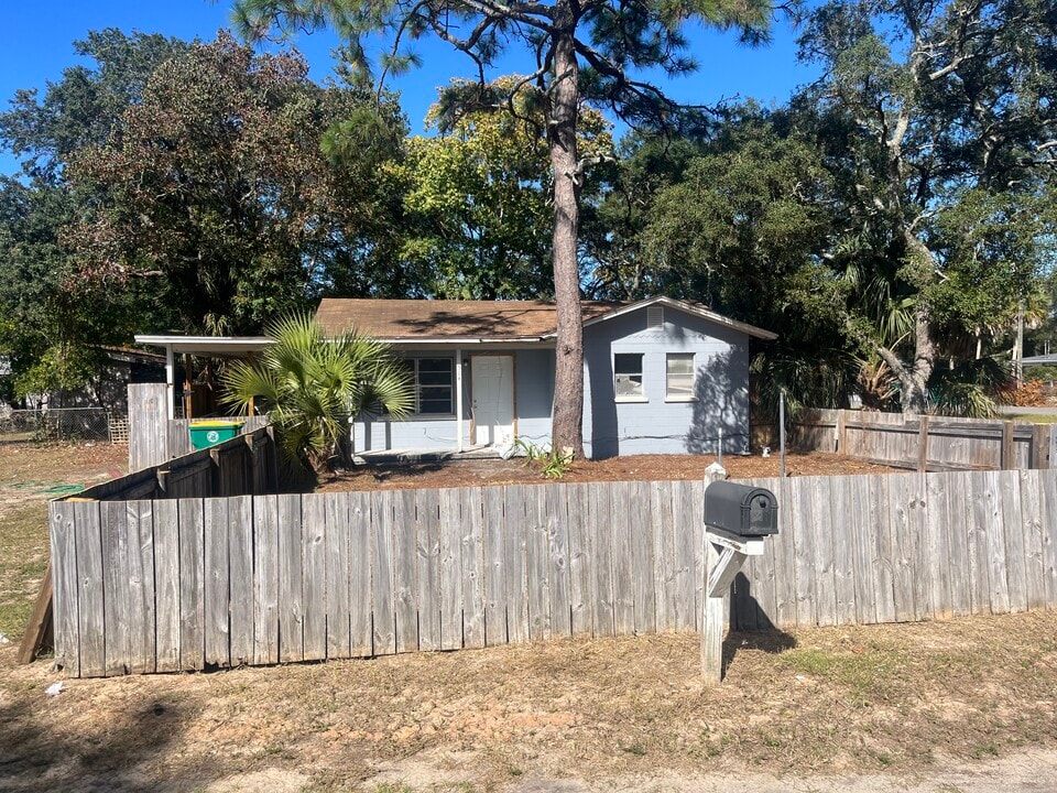 304 Woodrow St NE in Fort Walton Beach, FL - Building Photo
