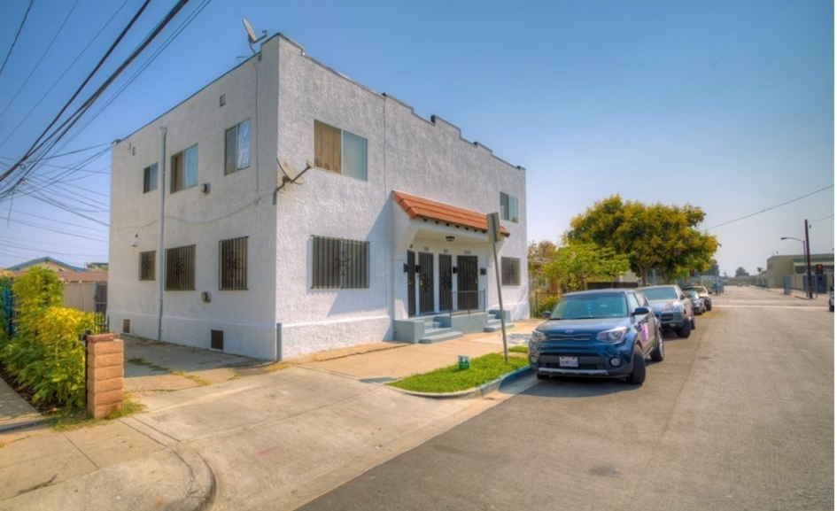 549 E 17th St in Long Beach, CA - Building Photo