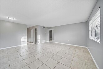 12401 Oak Cedar Pl, Unit 201 in Tampa, FL - Building Photo - Building Photo