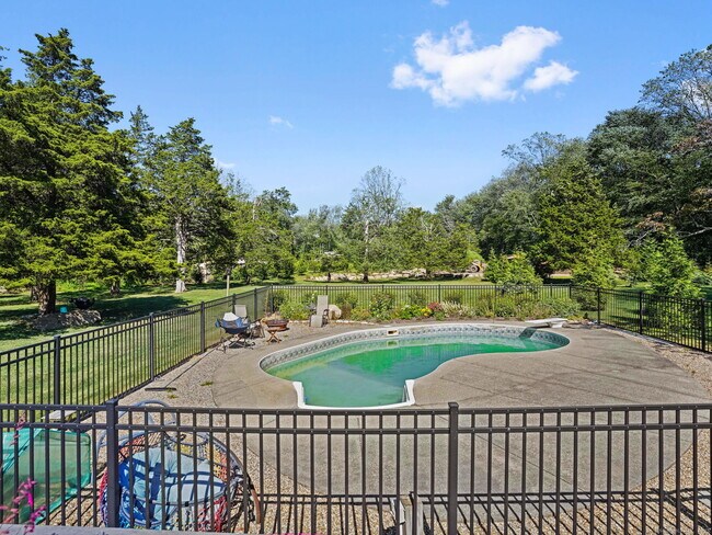 570 Morehouse Rd in Easton, CT - Building Photo - Building Photo