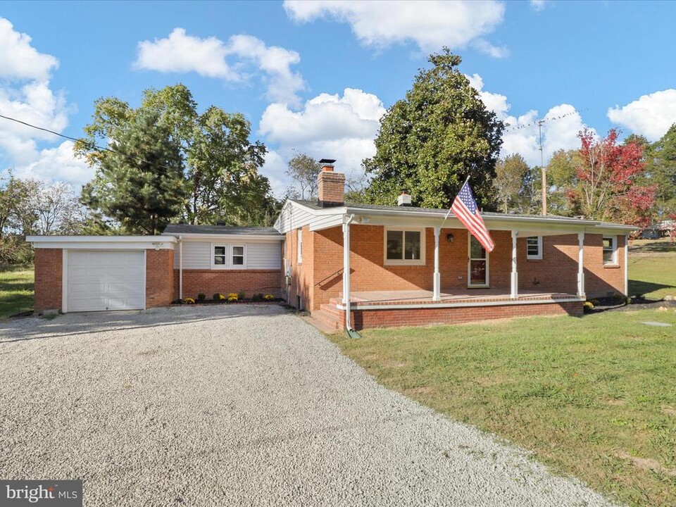 347 Forest Lane Rd in Fredericksburg, VA - Building Photo