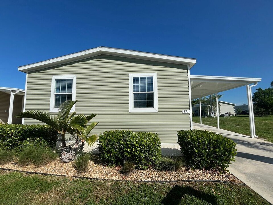 291 Buffalo Way in North Fort Myers, FL - Building Photo