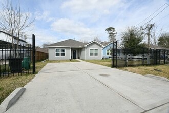 5817 Gaston in Houston, TX - Foto de edificio - Building Photo