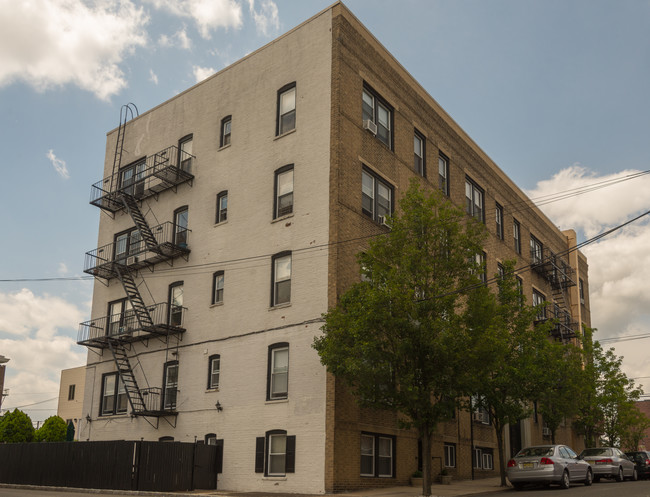 Anderson Court in Cliffside Park, NJ - Building Photo - Building Photo