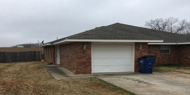 1012 Aspen Ct in Noble, OK - Building Photo - Building Photo