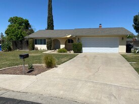 2144 Beechwood Ct in Hanford, CA - Building Photo