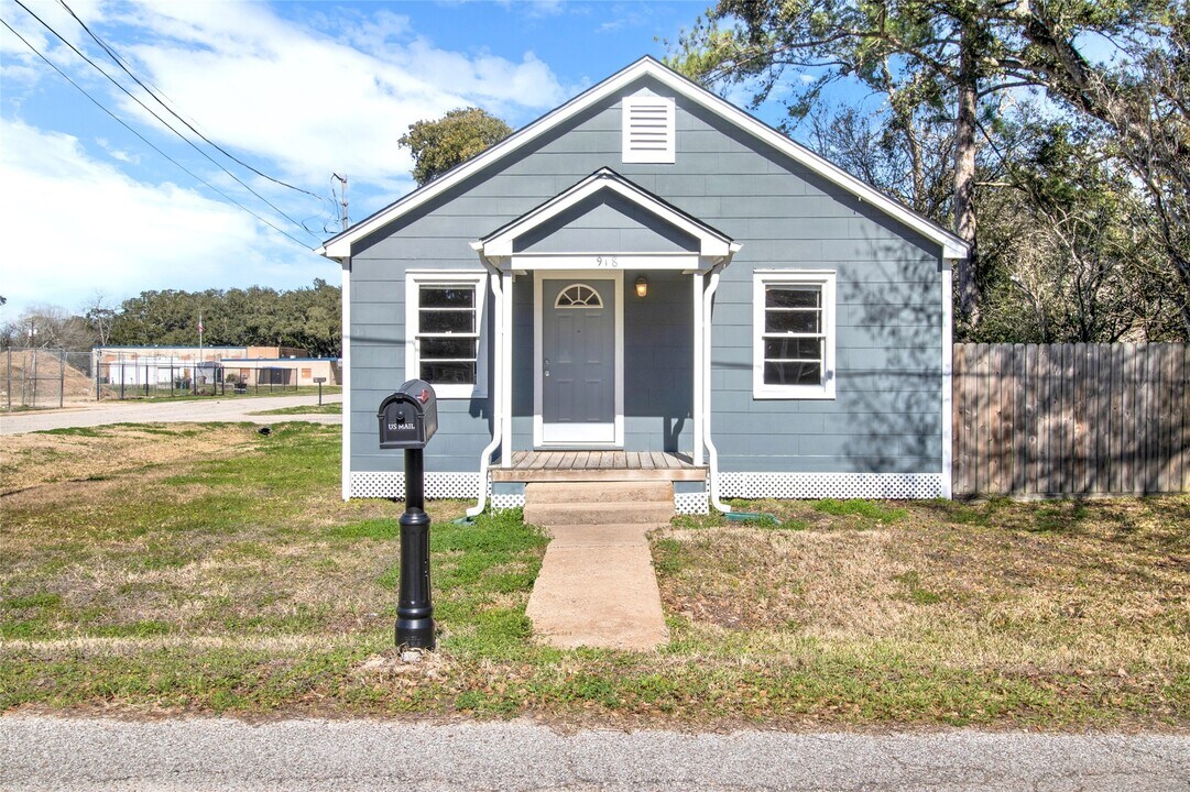 918 W Lang St in Alvin, TX - Building Photo