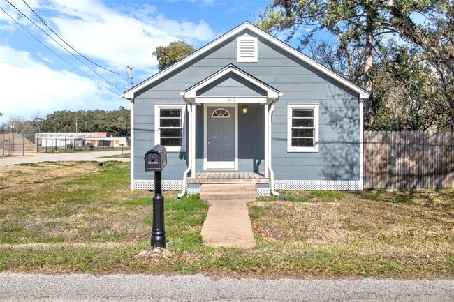 property at 918 W Lang St