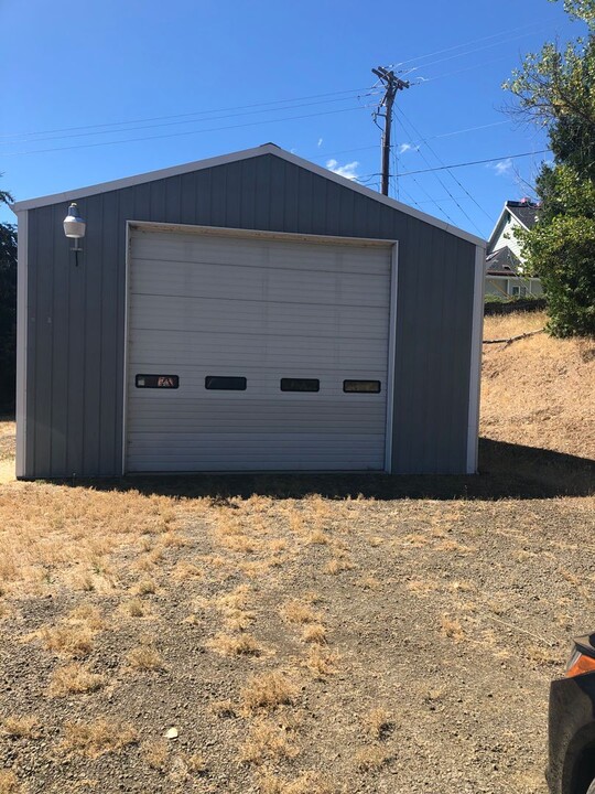 1810 NW Kline St in Roseburg, OR - Building Photo