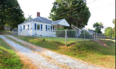 1607 Robinhood Rd in Durham, NC - Foto de edificio - Building Photo