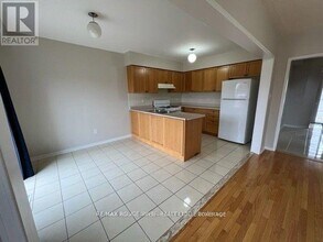 32 Puttingedge Dr in Whitby, ON - Building Photo - Building Photo