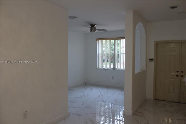 3433 SW 171st Terrace in Miramar, FL - Foto de edificio - Building Photo