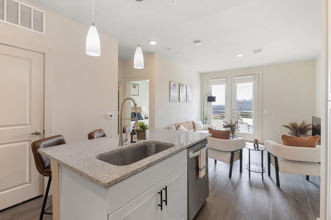 5820 1/2 Cameron Rd in Austin, TX - Building Photo