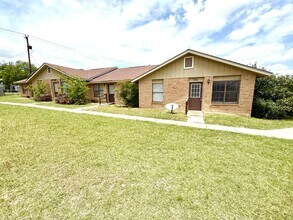 Trinity Oaks in Kirby, TX - Building Photo - Building Photo