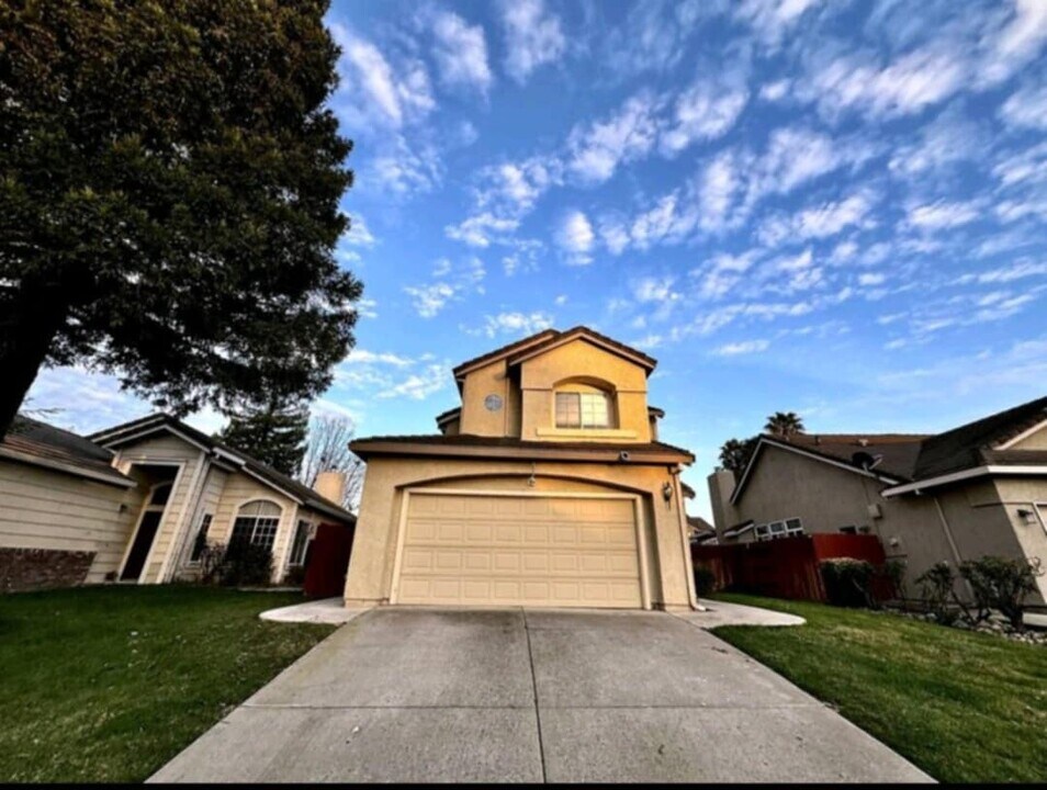 9327 Trenholm Dr in Elk Grove, CA - Building Photo