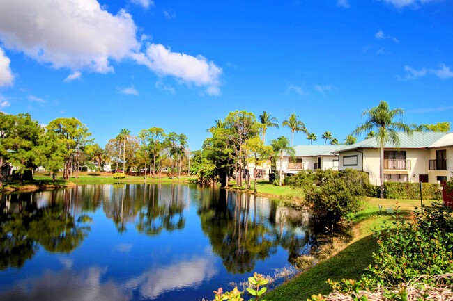 Crystal Lake Townhomes in Stuart, FL - Building Photo - Building Photo