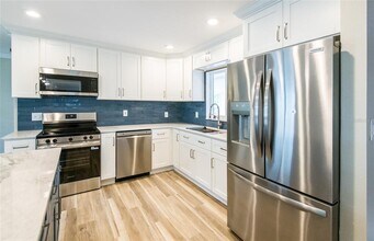 1900 Benjamin Franklin Dr in Sarasota, FL - Building Photo - Building Photo