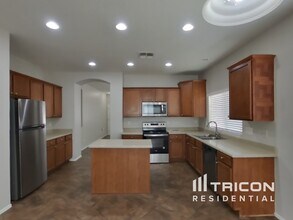 8809 W Gardenia Ave in Glendale, AZ - Building Photo - Building Photo