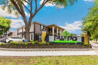 Parkway And Parkgreen On Bellaire in Houston, TX - Building Photo - Building Photo