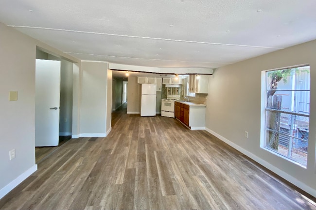 109 Harmons Way in San Marcos, TX - Foto de edificio - Building Photo