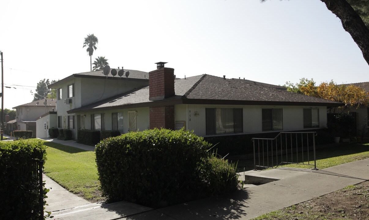 950 W Pine St in Upland, CA - Building Photo