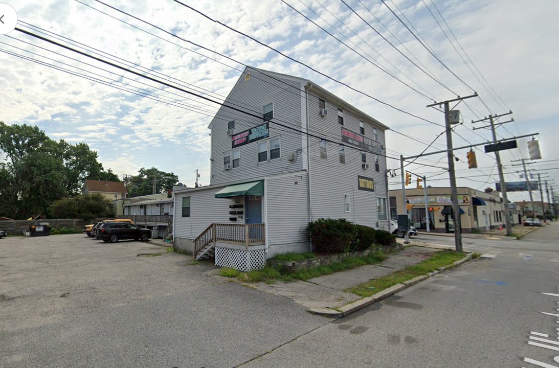 420 Wellington Ave, Unit 3A in Cranston, RI - Building Photo
