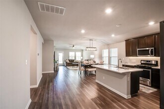 403 Grapefruit Rd in Hutto, TX - Building Photo - Building Photo