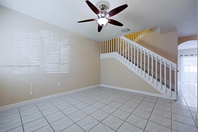 8521 SW 214th Terrace in Cutler Bay, FL - Foto de edificio - Building Photo