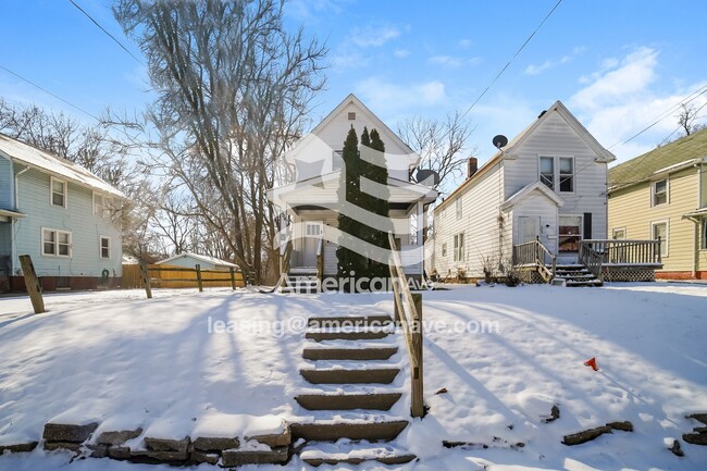 property at 204 E Thrush Ave