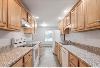 20 Bow St, Unit Duplex in Kennebunk, ME - Building Photo - Building Photo