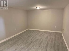 93 Shawnee Cir in Toronto, ON - Building Photo - Building Photo
