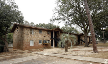 Oakwood Terrace in Pensacola, FL - Building Photo - Building Photo