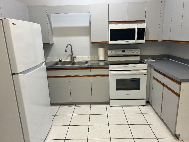 6113 Michael Dr in Stuart, FL - Foto de edificio - Building Photo