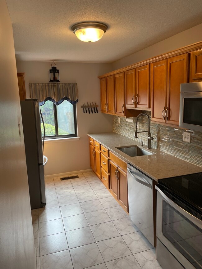56 Webster Ct in Newington, CT - Building Photo - Building Photo