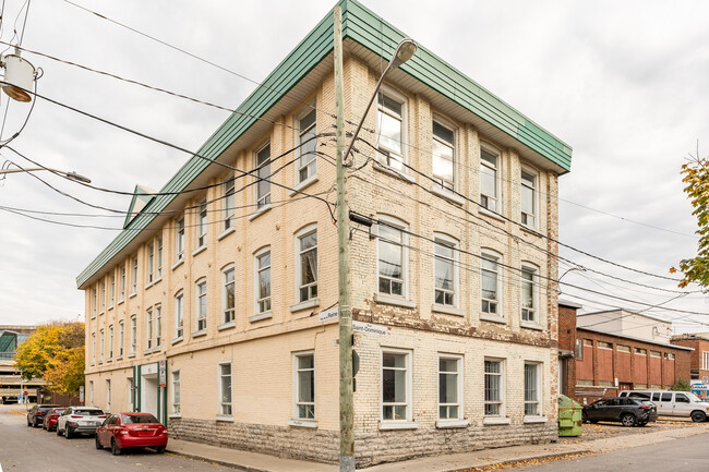 865 De La Reine Rue in Québec, QC - Building Photo - Building Photo