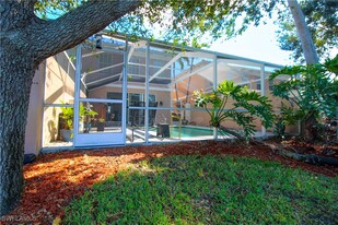 5453 Cove Cir in Naples, FL - Foto de edificio - Building Photo