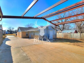 211 E Harmon Dr in Midwest City, OK - Building Photo - Building Photo