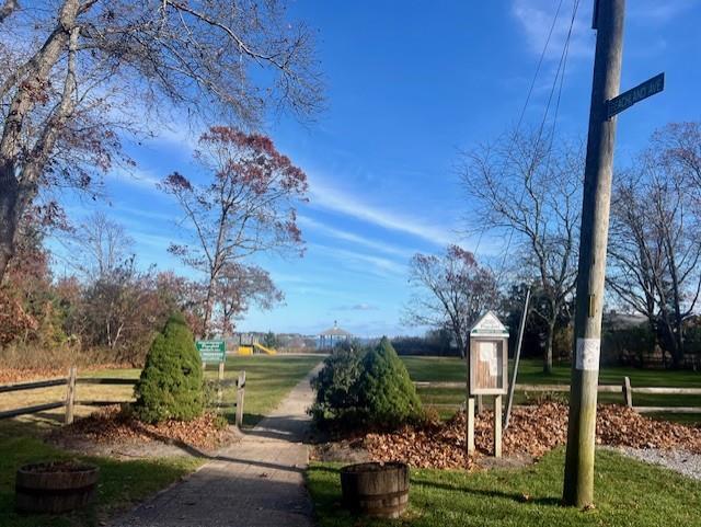 4 Woodfield Ave in East Quogue, NY - Building Photo - Building Photo