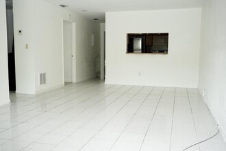 1561 NE 109th St in Miami, FL - Building Photo - Building Photo