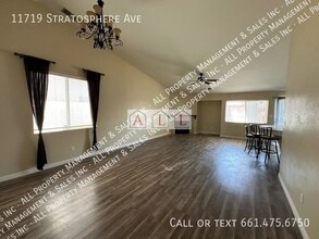 11719 Stratosphere Ave in Bakersfield, CA - Building Photo - Building Photo