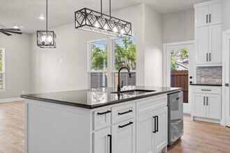 130 W 5th St in Kennedale, TX - Foto de edificio - Building Photo