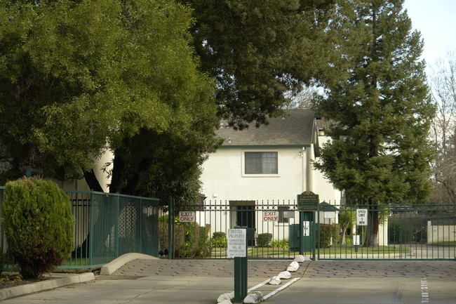 Country Hollow Apartments in Stockton, CA - Foto de edificio - Building Photo