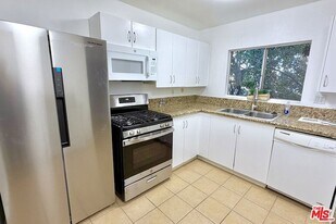 18350 Hatteras St in Los Angeles, CA - Building Photo